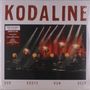 "Kodaline", "Our Roots Run Deep". Indie Exclusive Hinweis. Bühne mit Musikern, warme Beleuchtung und rote Vorhänge., 2 LPs
