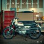 „Josiah and the Bonnevilles“ und „As Is“. Eine alte Motorrad in einer Werkstatt steht neben einem roten Werkzeugschrank., LP
