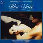 "Blue Velvet" oben, "Music Composed and Conducted by Angelo Badalamenti" unten. Eine Frau liegt in den Armen eines Mannes., LP