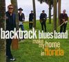 "backtrack blues band make my home in florida" steht groß auf einer Wiese mit Palmen und fünf Männern in Freizeitkleidung.