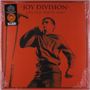 "JOY DIVISION" und "LOVE WILL TEAR US APART". In rotem Design, ein Mann singt mit Mikrofon., Single 12"
