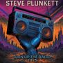 STEVE PLUNKETT, TURN UP THE RADIO 2025. Ein roboterhafter Arm hält ein großes Radio, stilisiert vor einer futuristischen Stadtlandschaft., LP