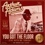 "Arthur Adams" groß oben. "You Got the Floor" zentral. Bild: Eleganter Mann mit Hut, roter Hintergrund, Vintage-Stil., LP