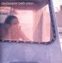Text: "daybreaker beth orton". Eine Person schaut durch ein Fenster mit einer ruhigen, nachdenklichen Ausstrahlung.