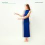 PHILIP GLASS [THE COMPLETE PIANO ETUDES], VANESSA WAGNER. Frau in blauem Kleid mit Bewegungsunschärfe auf weißem Hintergrund., 2 CDs