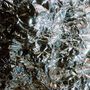 Zerknitterte Aluminiumfolie reflektiert das Licht, wodurch ein glänzender, chaotischer Effekt entsteht., LP