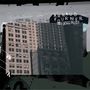 Text: "ARNAUD FOURNIER 100: BLACK PUZZLE". Zeigt hohe Gebäude in einem urbanen Setting, mit stilistischen Überlagerungen., LP