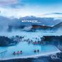 Text: "whitewater erwan keravec". Menschen baden in einer dampfenden blauen Lagune, umgeben von nebelverhangenen Bergen., LP