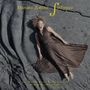 "Mariana Ramos sinfonico", eine Frau in einem braunen Kleid liegt auf welligem, dunklem Gestein., LP