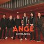 „ANGE ENTRE ACTES“. Sechs Männer stehen lächelnd vor einer roten Wand., CD