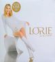 „LORIE 2Lorenmoi?“ Frau in weißem Kleid und Stiefeln sitzt auf einem modernen Stuhl. Goldener Kreis oben links., LP