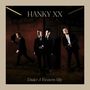 "HANKY XX" und "Under A Western Sky". Vier Männer in Anzügen und Hüten stehen vor einem dunklen Hintergrund., LP