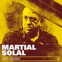 "MARTIAL SOLAL", "JUST FRIENDS" unten. Gelbe Illustration eines nachdenklichen Mannes vor einem Klavier.