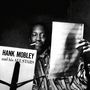 „HANK MOBLEY and his ALL STARS“ steht auf einem Notenständer. Ein Mann im gestreiften Hemd hält Notenblätter., LP