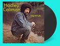 Text: "Hadley Caliman, iapetus". Ein Mann in Jeansjacke hockt am Flussufer mit nachdenklichem Blick., LP