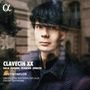 „CLAVECIN XX“ und Musiker „JUSTIN TAYLOR“. Porträt eines Mannes mit dunklem Haar und ernstem Blick, gespiegelt im Fenster., CD