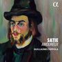 Text: "SATIE AMOUREUX GUILLAUME COPPOLA". 

Illustration: Ein Mann mit Brille und Hut in expressionistischem Stil.