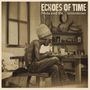 „ECHOES OF TIME“ und „Meta and the Cornerstones“. Ein Mann mit Mütze schreibt an einem Tisch in einem rustikalen Raum., 2 LPs