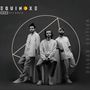 "Equinoxe Dub Silence Deluxe Edition." Drei Männer in weißen Outfits vor einem geometrischen Hintergrund., CD