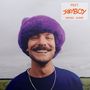 Text: "PEET JOEYBOY NOUVEL ALBUM". Ein lächelnder Mann mit lila Pelzmütze und blauem Shirt im Freien., LP