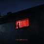 „INSOMNIE“ in roten Buchstaben. Silhouette einer Person in einem rot beleuchteten Fenster bei Nacht., LP
