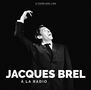 „33 TOURS AVEC L'INA“, „JACQUES BREL À LA RADIO“. Schwarz-weiß, Mann im Anzug mit erhobenem Arm, singt energisch.