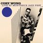 "CORY WONG LIVE AT MONTREUX JAZZ FEST" steht oben. Darunter ein Musiker mit Gitarre, schwarz-weiß; links ein blauer Kreis., 2 LPs