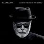 „BILL LABOUNTY“, „LOVE AT THE END OF THE WORLD“. Ein Mann mit Hut und Sonnenbrille, reflektiert Klaviertasten., LP