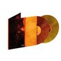 Ein rotes Vinyl mit Cover, das in der Mitte von Schwarz zu leuchtendem Orange wechselt, liegt teilweise in der Hülle., 2 CDs
