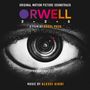 „ORWELL“, „2 + 2 = 5“, „Raoul Peck“, „Alexei Aigui“. Nahaufnahme eines Auges, in Schwarzweiß gehalten.