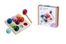 "montessori by Eichhorn", farbige Kugeln auf einem Holzbrett, Verpackung mit ähnlichem Spielzeug und einem Holzhammer.