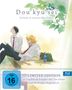 „Dou kyu sei: Verliebt in meinen Mitschüler“. Zwei Schüler in Schuluniformen, einer mit Buch. Hintergrund mit Blättern.