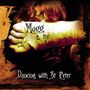 "Mogg & the Sign of 4" und "Dancing with St Peter". Eine Person hält eine Faust vor ihr Gesicht, mit warmen Farbtönen., 2 LPs