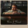 „Förster & Friends“, „At Home“. Ein Mann lehnt nachdenklich an einem Klavier, im Hintergrund Bücherregale., CD