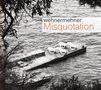 "Wehnermehner Misquotation" steht über einem Steg mit drei weißen Liegestühlen am Wasser, umgeben von Bäumen., CD