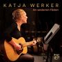 Text: "KATJA WERKER - An seidenen Fäden". Eine Frau spielt Gitarre in einem Studioumfeld. Notenständer im Vordergrund., Super Audio CD