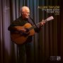 ALLAN TAYLOR, IT'S BEEN GOOD TO SEE YOU LIVE. Ein älterer Mann spielt Gitarre auf einer Bühne vor einem Mikrofon., 2 LPs