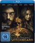 Zwei ernste Gesichter im Vordergrund, rotes Amulett und Totenschädel. Oben "Blu-ray Disc"-Logo. FSK 16 beantragt.