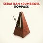 Oben steht "SEBASTIAN KRUMBIEGEL KOMPASS". Eine Fotografie eines hölzernen Metronoms., CD