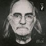 Im Bild steht "FaUSt" und "Moi". Ein älterer Mann mit Brille und Bart blickt ernst, schwarz-weiß Fotografie., LP