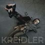 Text: "SCHEMES KREIDLER". Zwei Puppen, mit Fäden verbunden, liegen auf einem grauen Boden verstreut., CD