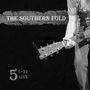 „THE SOUTHERN FOLD“ steht zentral. „5 (+2) LIVE“ unten. Abgebildet ist ein Mann mit Gitarre, schwarz-weiß gehalten., LP