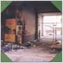 Großes "6t"-Schild an einer Wand in einer verschmutzten, leerstehenden Garage mit Sperrmüll und Trümmern auf dem Boden., LP