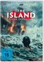 "THE ISLAND: FEUER IM PAZIFIK" zeigt Chaos im Meer, brennende Schiffe, Menschen schwimmen in stürmischen Wellen. FSK 16., DVD