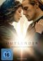 "OUTLANDER", "DIE KOMPLETTE ACHTE SEASON", "VORLÄUFIGES COVER". Zwei Personen stehen sich nahe gegenüber, Licht strahlt hinter ihnen., 4 DVDs