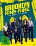 BROOKLYN NINE-NINE: DIE KOMPLETTE SERIE. Hauptfiguren einer TV-Serie in Polizeiuniform und Zivilkleidung. FSK 12., 20 Blu-ray Discs