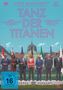 "Tanz der Titanen" in großen Buchstaben. Darunter mehrere Menschen in Anzügen vor Fahnen und einem Gebäude. FSK 16-Symbol.