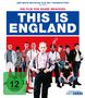 Text oben: "Der beste britische Film seit Trainspotting."
Zentral: "This Is England" in großen Buchstaben. FSK 12 Logo. 
Darunter stehen mehrere Personen in unterschiedlicher Kleidung.
