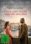 Filmplakat: „Über den Fluss und in die Wälder“. Zwei Personen stehen sich am Flussufer gegenüber, im Hintergrund Gebäude., DVD