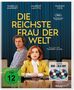 Zwei Personen sitzen an einem Tisch. Große gelbe Schrift: "DIE REICHSTE FRAU DER WELT". Blauer Vorhang im Hintergrund., 1 Blu-ray Disc und 1 DVD